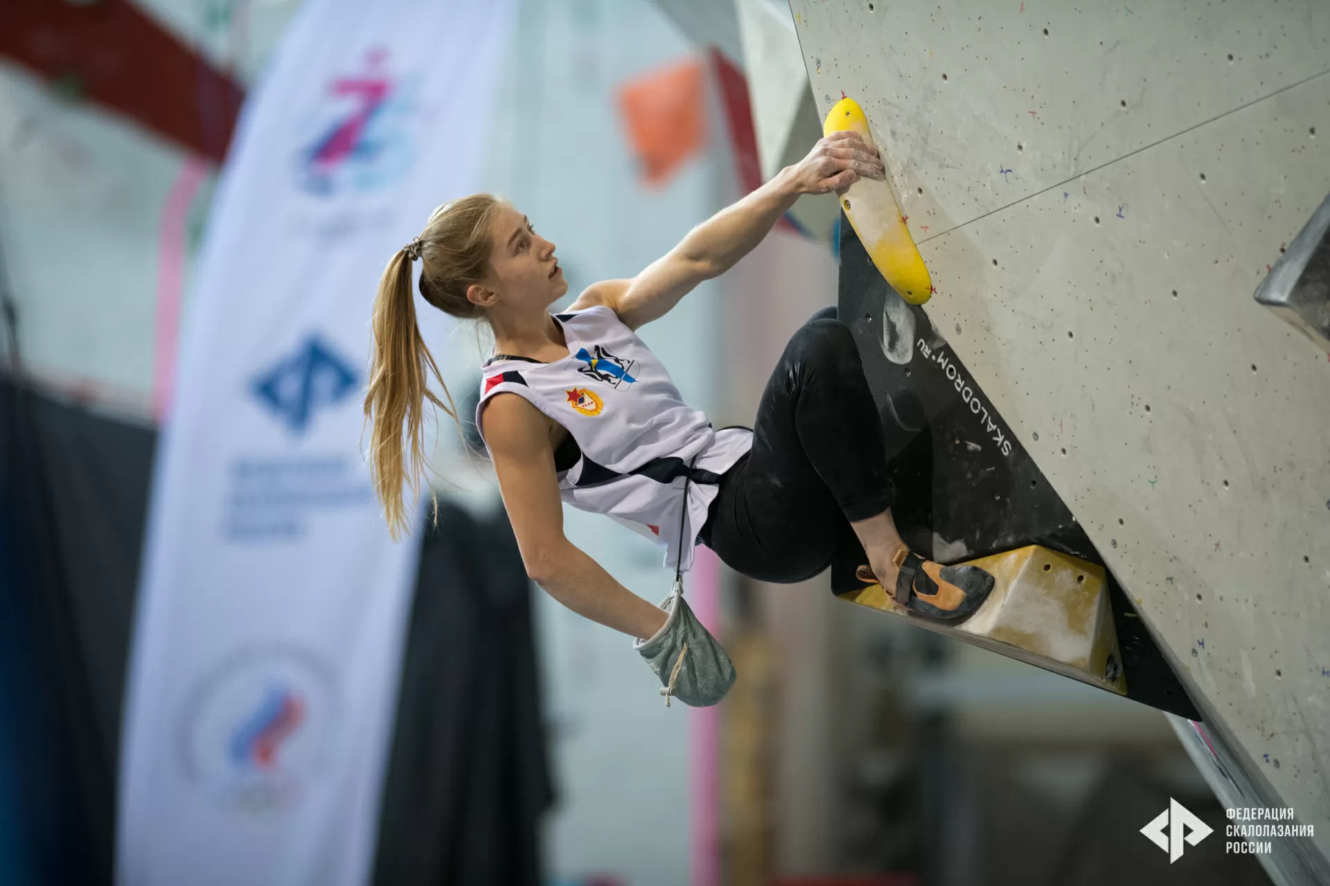 Әйелдің аяқтарының арасы